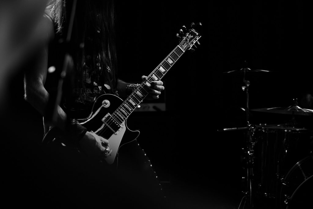 Guitariste électrique sur une scène