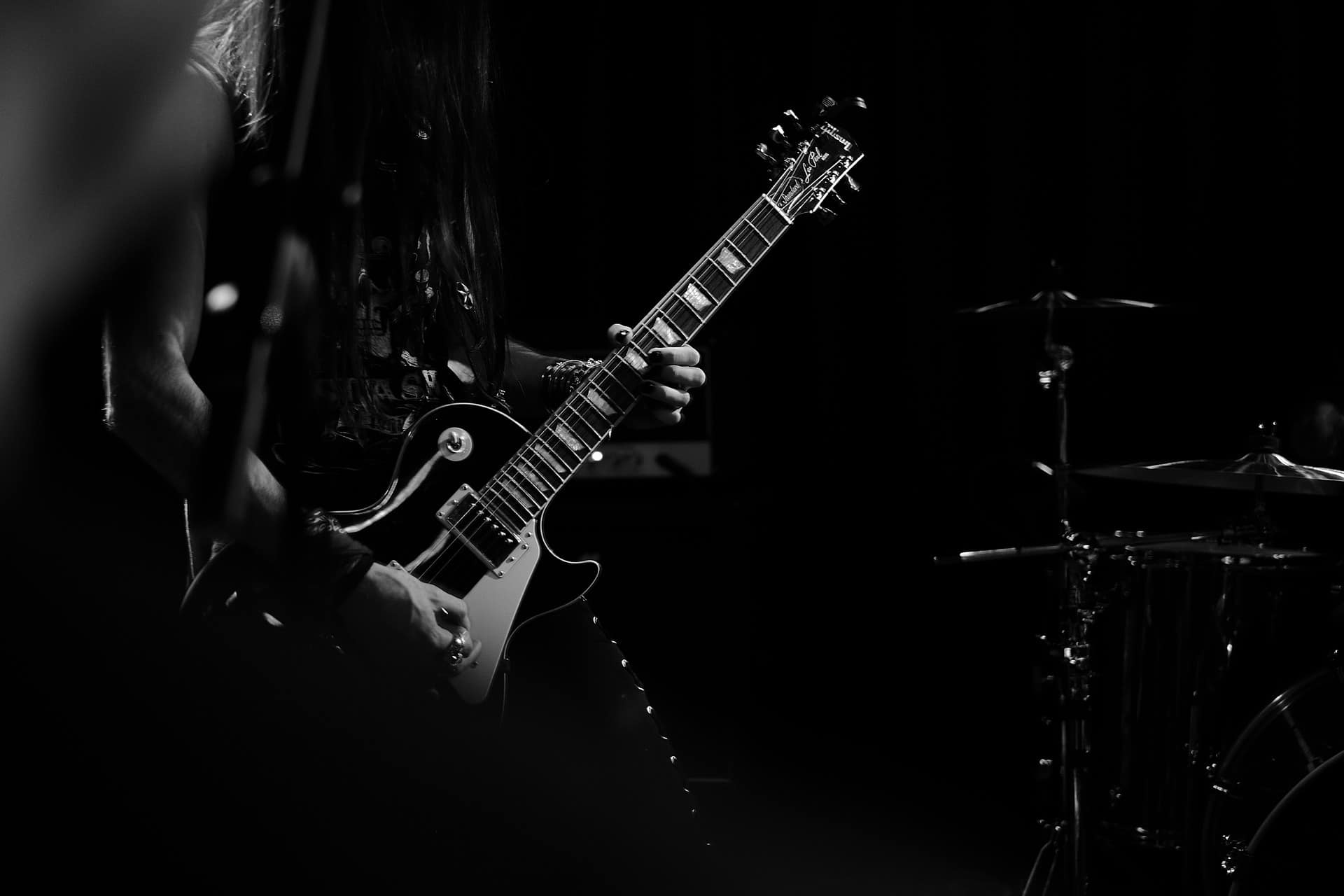 Guitariste électrique sur une scène