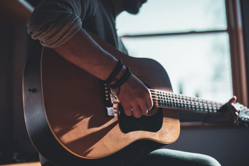 Comment débuter la guitare ?